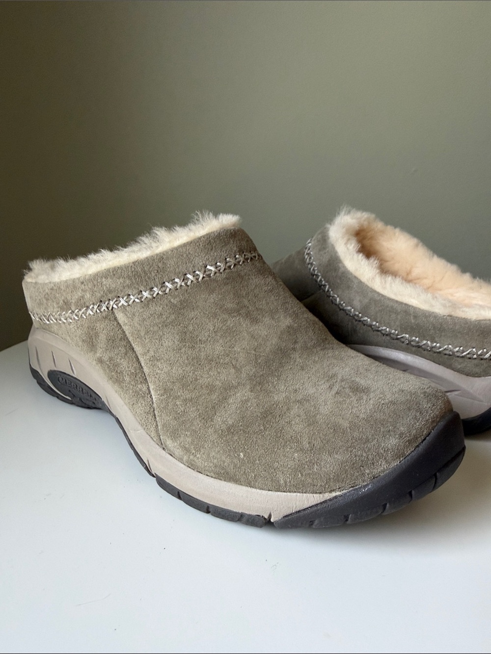 Merrell Women’s Sage Green Suede Australian Wool Lined Slip-On Clogs Mules US 7